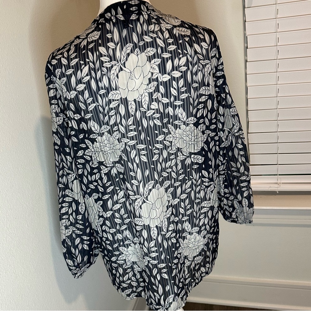 B&W blouse - Picture 5 of 8
